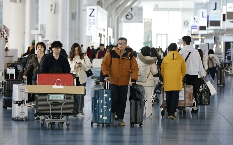 Japan considers ending face-to-face immigration checks as tourism booms