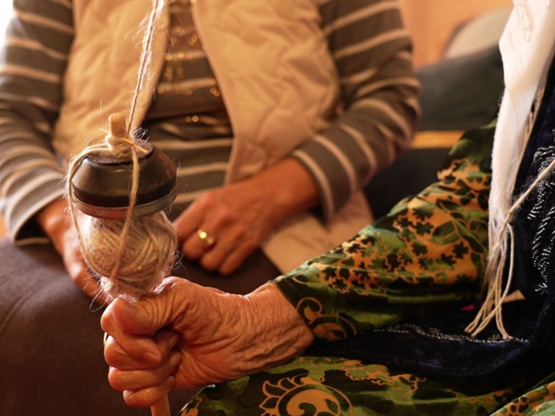 Долгожительница Нагиман Сартынбекова с веретеном