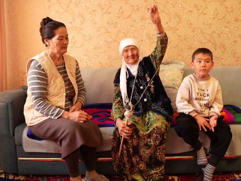 105-летняя долгожительница из Жетысу Нагиман Сартынбекова с семьей