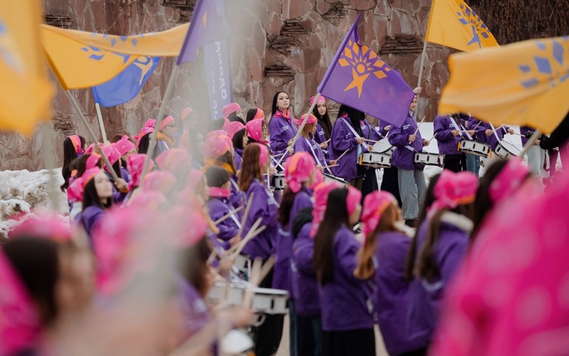 Алматыда Жаңа адамдар қыздар шеруін өткізді