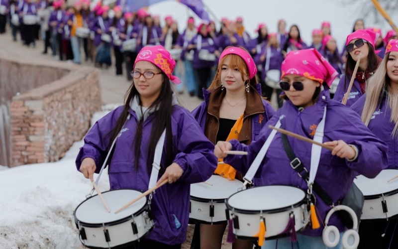 Алматыда Жаңа адамдар қыздар шеруін өткізді