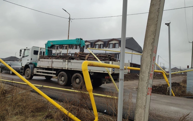 Наезд автомобиля на газопровод в Алматы