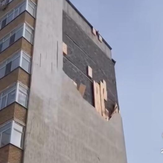 Из-за сильного ветра обрушился утеплитель фасада жилого дома в Астане