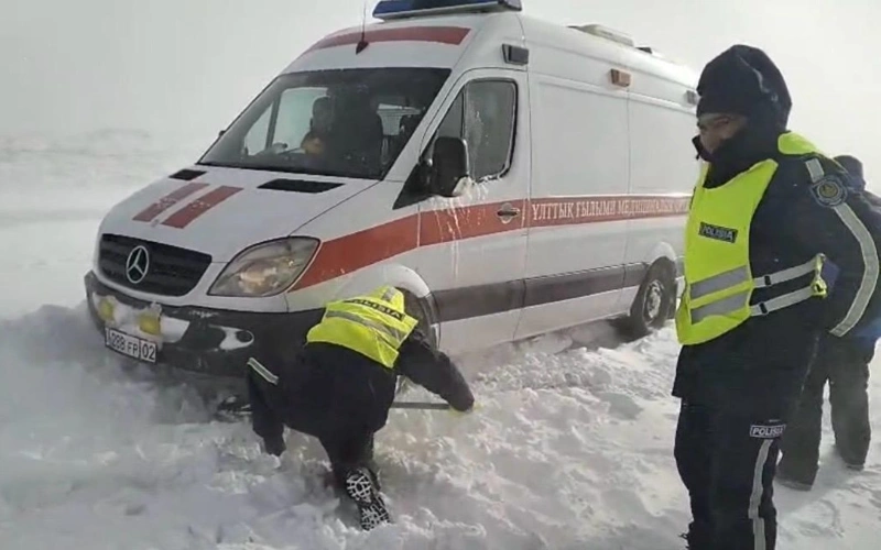 Свыше 3,5 тысячи машин сопроводили полицейские во время бурана на трассе Караганда — Астана