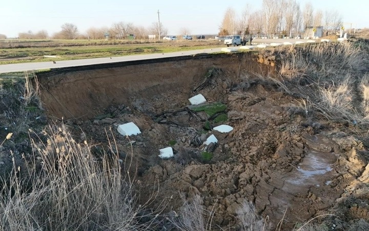 Обочина дороги возле моста обрушилась в&nbsp;Туркестанской области