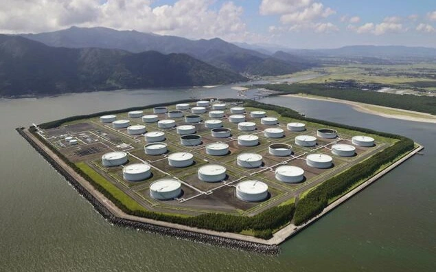 Япония высвободит стратегические запасы нефти из-за конфликта на Ближнем Востоке