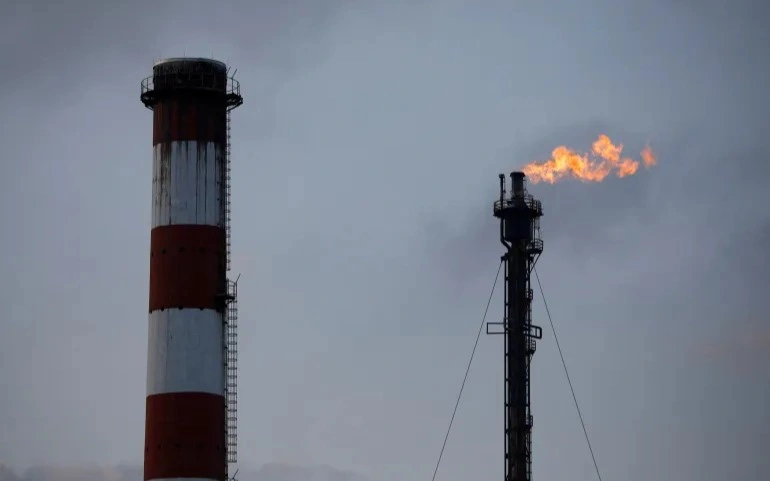 Halyqaralyq energetıka agenttigi rekordtyq kólemde munaı shyǵarýdy usyndy