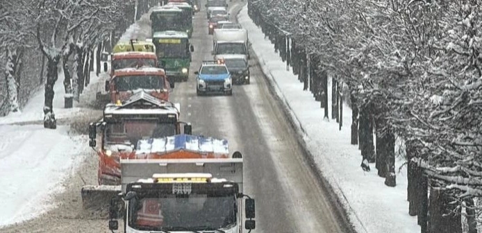 Almatyda qalyń qar saldarynan bir táýlikte 62 jol apaty tirkeldi 