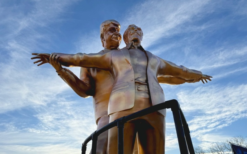 В Вашингтоне установили статую Трампа и Эпштейна В Вашингтоне установили статую Трампа и Эпштейна