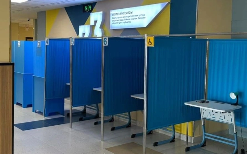 Кто может зайти в кабину для голосования вместе с избирателем