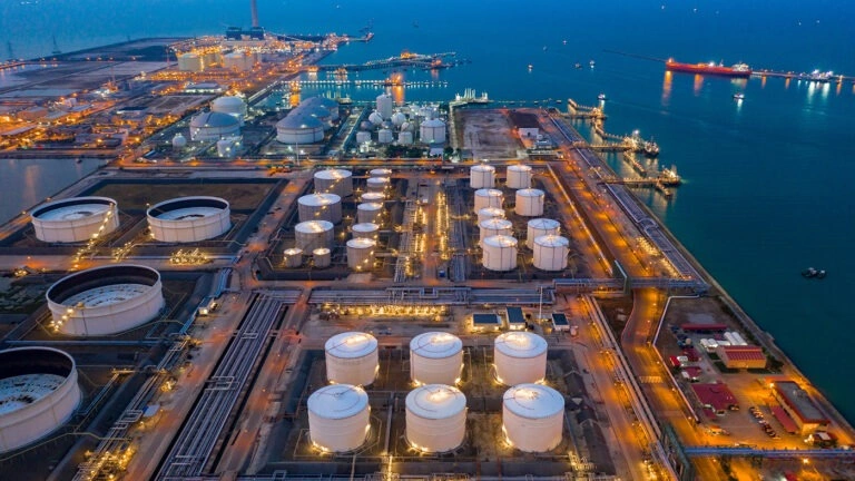Нефть снова выше $100: почему решение МЭА не остановило рост цен