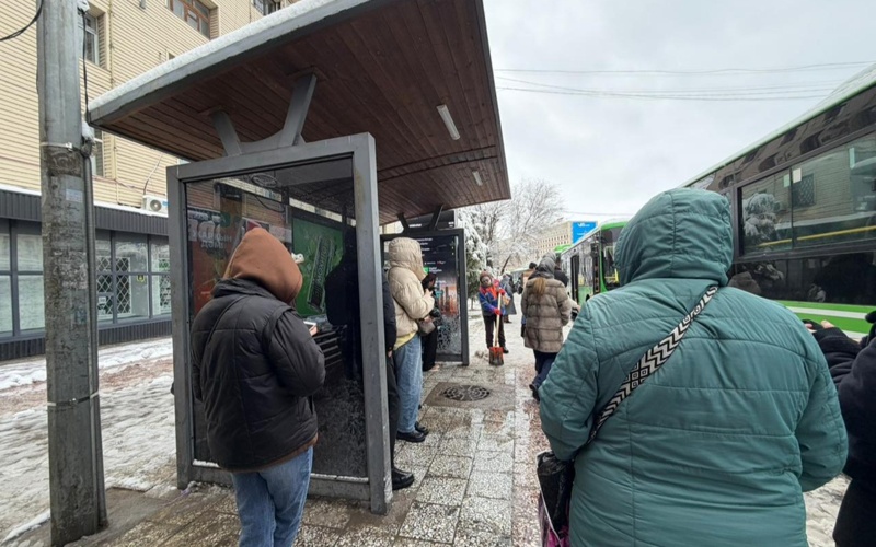 Шымкенту не хватает теплых остановок: закрытых павильонов всего семь остановка