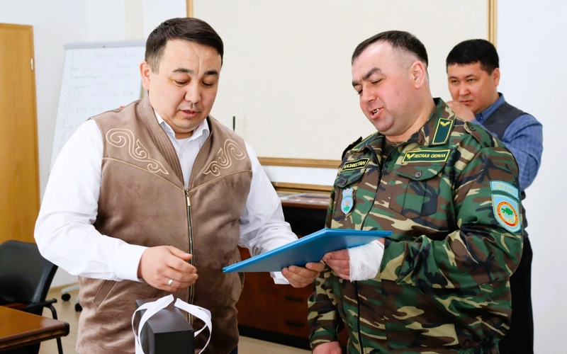Мужчину, вынесшего из горящего дома газовые баллоны, наградили в Акмолинской области