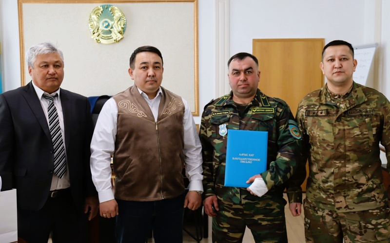 Мужчину, вынесшего из&nbsp;горящего дома газовые баллоны, наградили в&nbsp;Акмолинской области