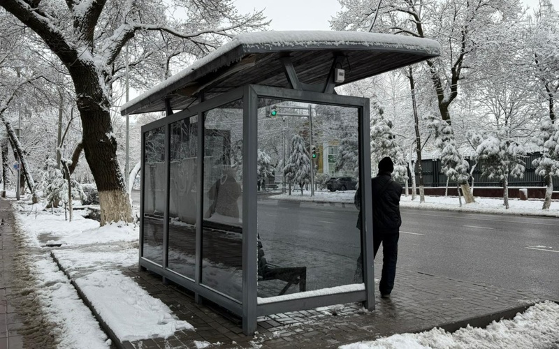 Шымкенту не хватает теплых остановок: закрытых павильонов всего семь остановка