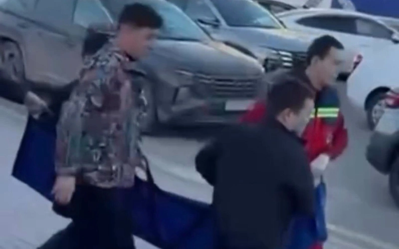 Atyraýda joǵary synyptyń oqýshysy qatarlasyn úshkir zatpen jaraqattaǵan