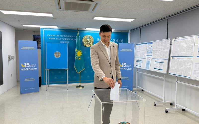 Казахстанцы начали голосовать на референдуме в Сеуле и Токио