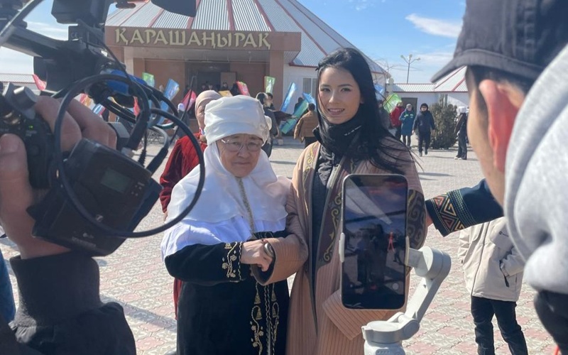 қытайлық бүркітші қыз