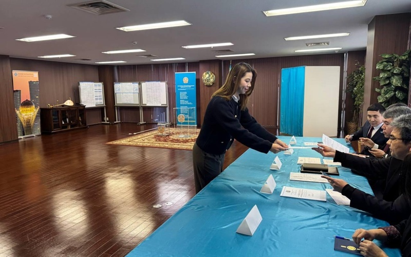 Казахстанцы начали голосовать на референдуме в Сеуле и Токио