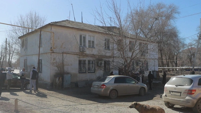 Жители аварийного дома в Атырау просят решить жилищный вопрос