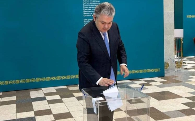  Министр иностранных дел Республики Казахстан Ермек Кошербаев проголосовал на референдуме.