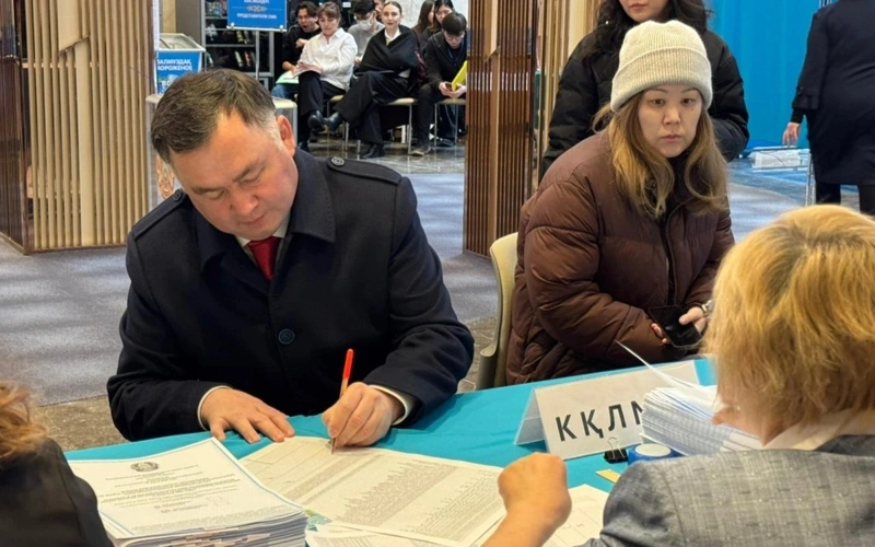 Председатель Верховного суда Асламбек Мергалиев проголосовал на референдуме по новой Конституции