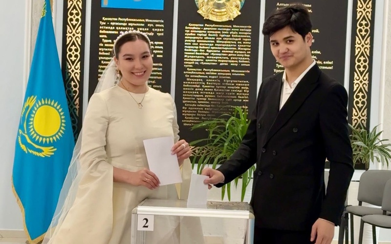 Молодожены из Мангистау прибыли на референдум на катере Молодожены из Мангистау прибыли на референдум на катере