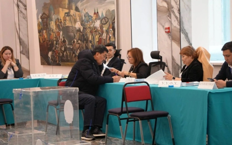 Kazakhstan’s ministers and party leaders cast their ballots