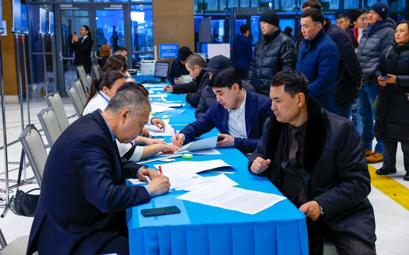 Kazakhstanis voting