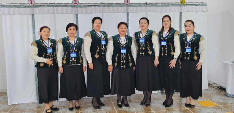 Mańǵystaýlyqtar respýblıkalyq referendým kúni ulttyq kıimdegi chellendj bastady