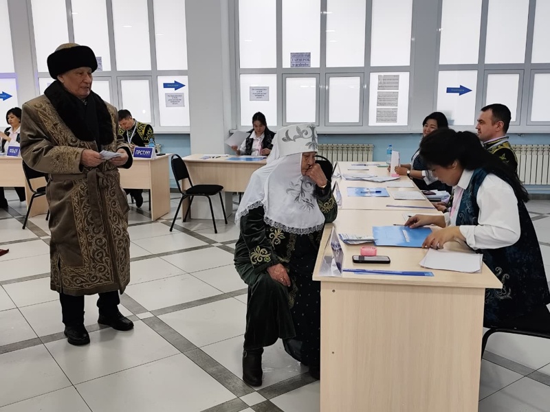 Бата дал аксакал кокшетауцам на референдуме по новой Конституции РК Бата дал аксакал кокшетауцам на референдуме по новой Конституции РК