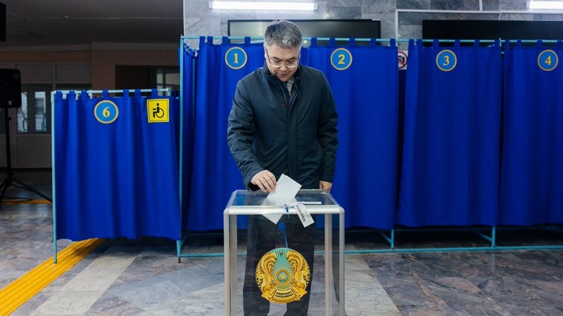 Serik Shápkenov jańa Konstıtýtsııany qabyldaý jónindegi referendýmda daýys berdi 