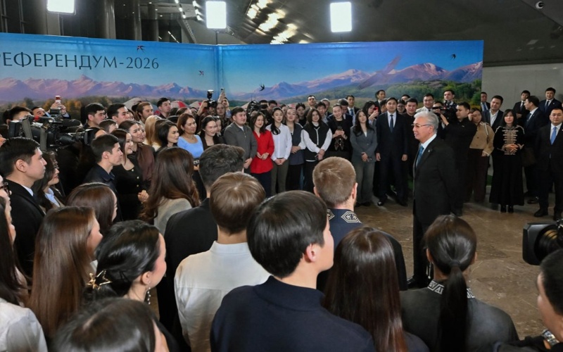 Memleket basshysy referendýmǵa belsene qatysqan jastarmen áńgimelesti