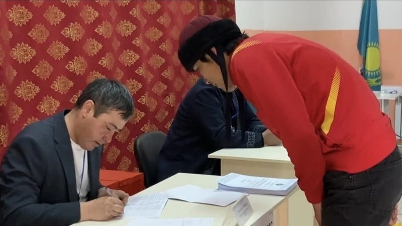 Верхом на конях на референдум: молодежь проголосовала в Туркестанской области Верхом на конях на референдум: молодежь проголосовала в Туркестанской области