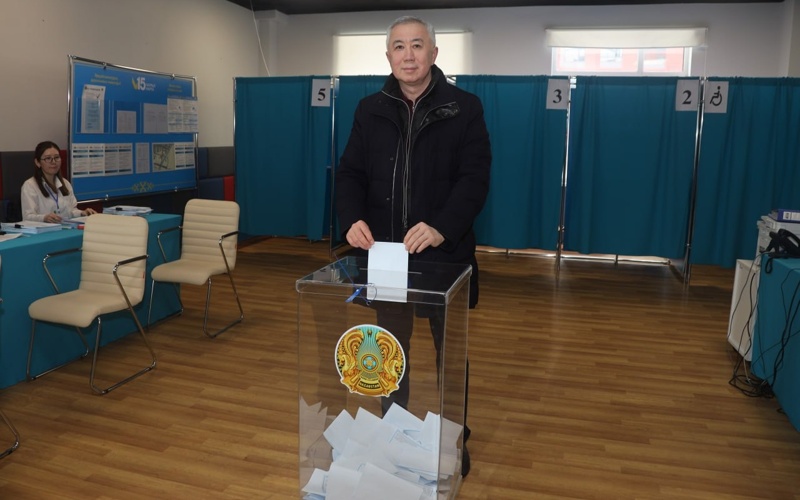 Правительство и лидеры партий Казахстана приняли участие в голосовании