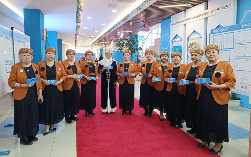 &laquo;Әжелер хоры&raquo; встретили избирателей песнями и шашу на референдуме в Алматы