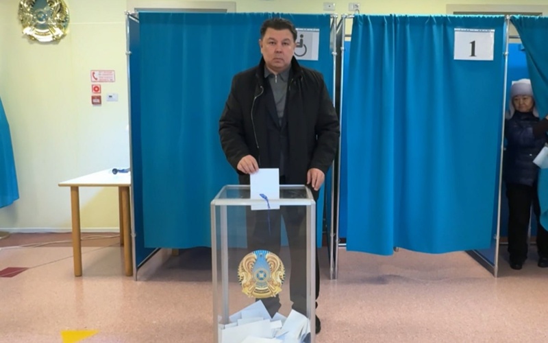 Правительство и лидеры партий Казахстана приняли участие в голосовании