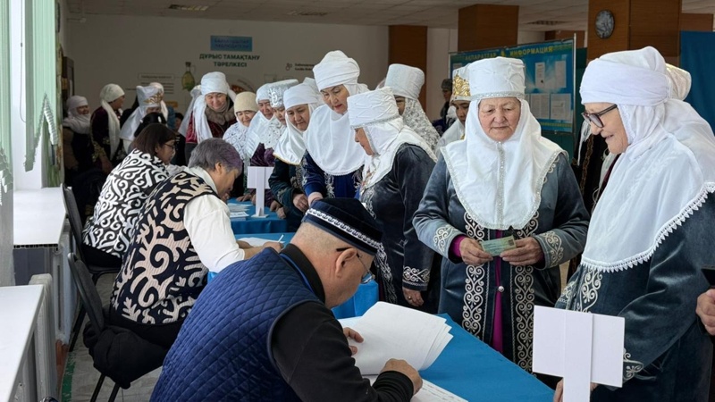 В Актюбинской области 120 женщин в национальной одежде пришли на избирательный участок