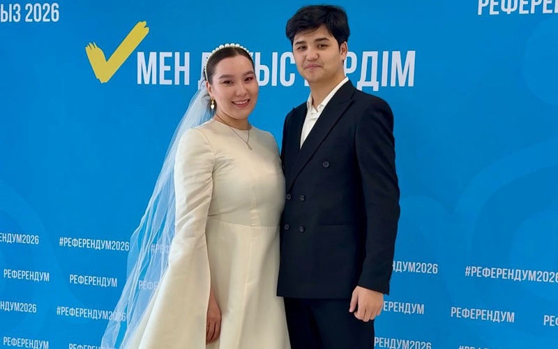 Молодожены из Мангистау прибыли на референдум на катере Молодожены из Мангистау прибыли на референдум на катере