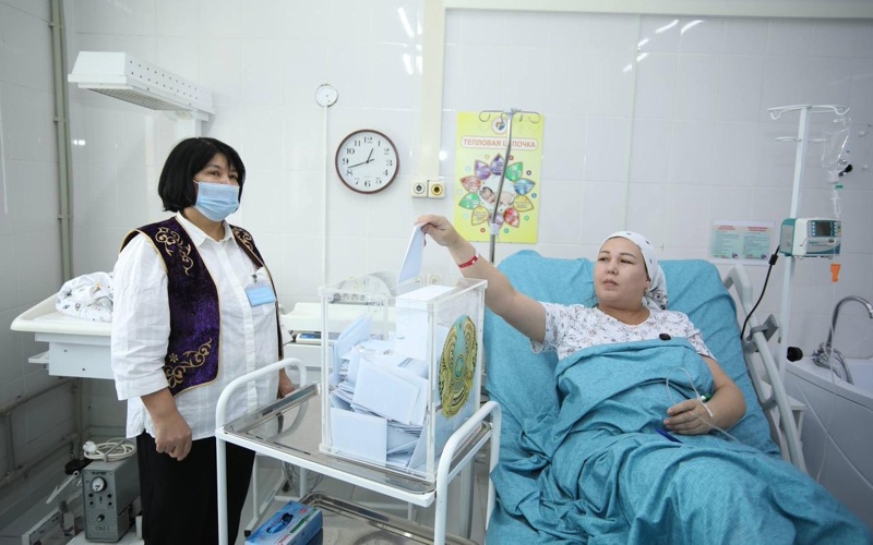 Ата-Заң назвали ребенка, родившегося в день республиканского референдума, в Актау Ата-Заң назвали ребенка, родившегося в день республиканского референдума, в Актау