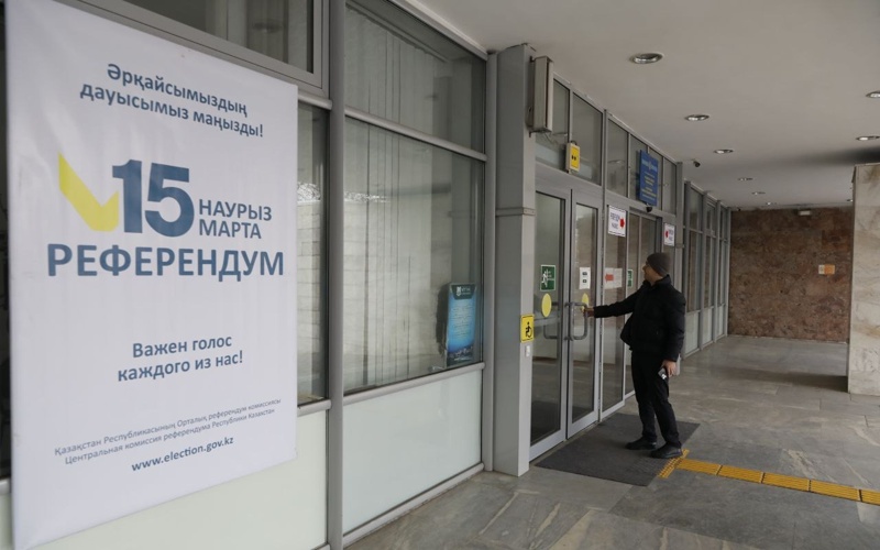 Жители Алматы начали голосовать на референдуме