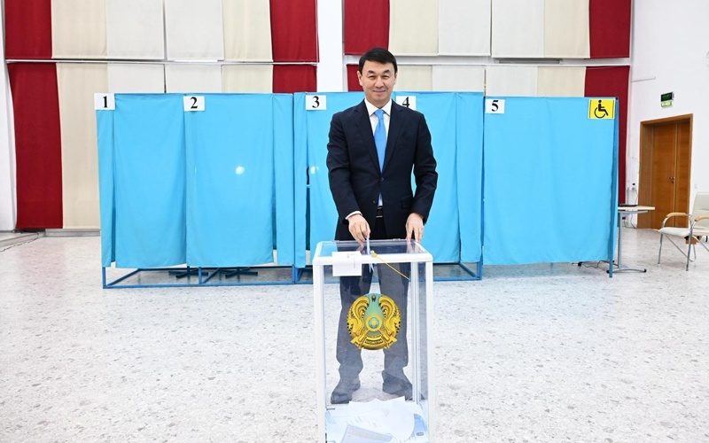 Дархан Сатыбалды республикалық референдумда дауыс берді 