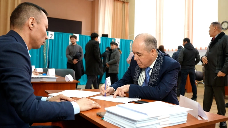 Аким ЗКО Нариман Торегалиев проголосовал на референдуме
