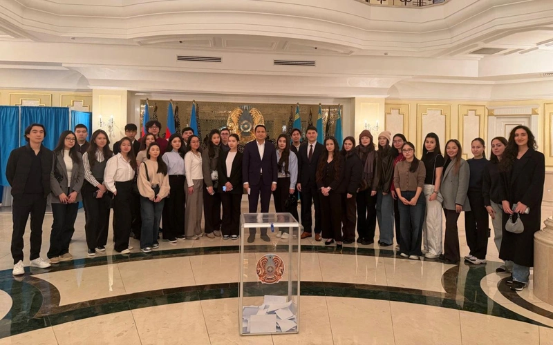 Molodej Kazahstana aktıvno golosýet na referendýme v Azerbaıdjane