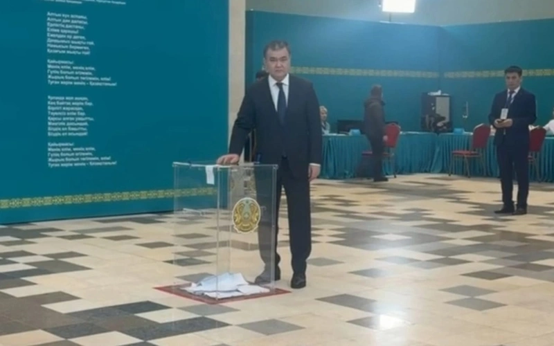 Mayor of Kazakh capital Astana Zhenis Kassymbek was among the first to vote in the constitutional referendum, casting his ballot at the polling station No 51 at the Al Farabi Schoolchildren Palace, Qazinform News Agency correspondent reports. 