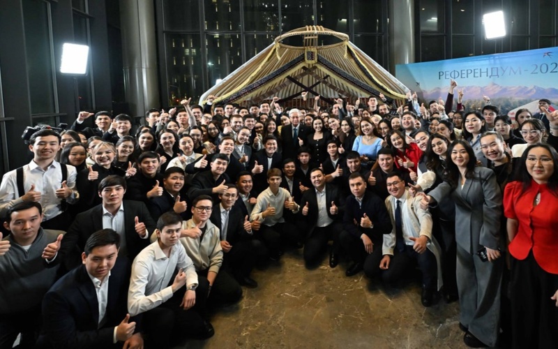 Мемлекет басшысы референдумға белсене қатысқан жастармен әңгімелесті