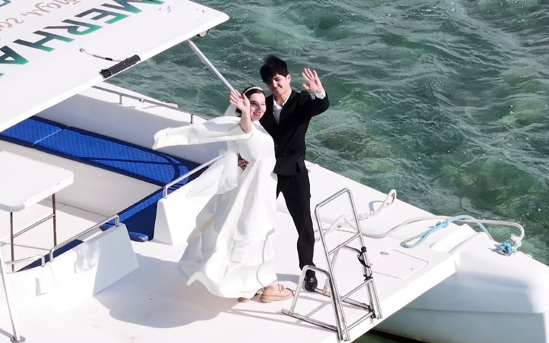 Молодожены из Мангистау прибыли на референдум на катере Молодожены из Мангистау прибыли на референдум на катере