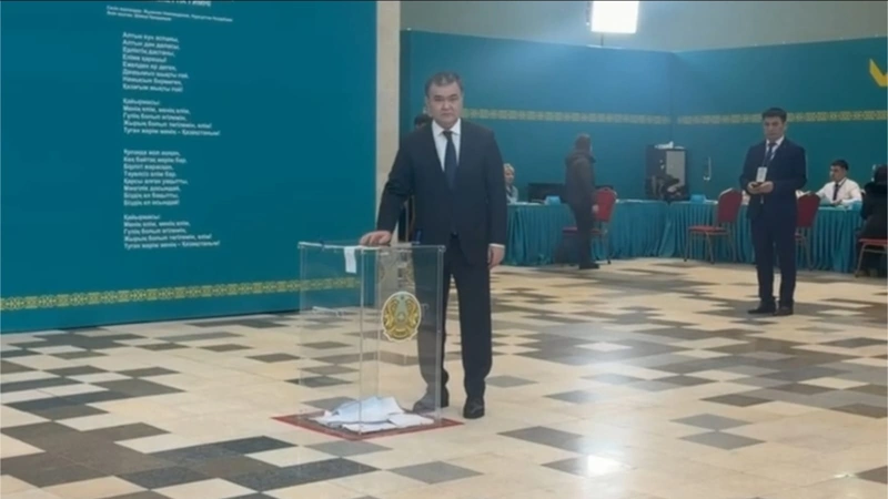 Аким Астаны проголосовал на республиканском референдуме