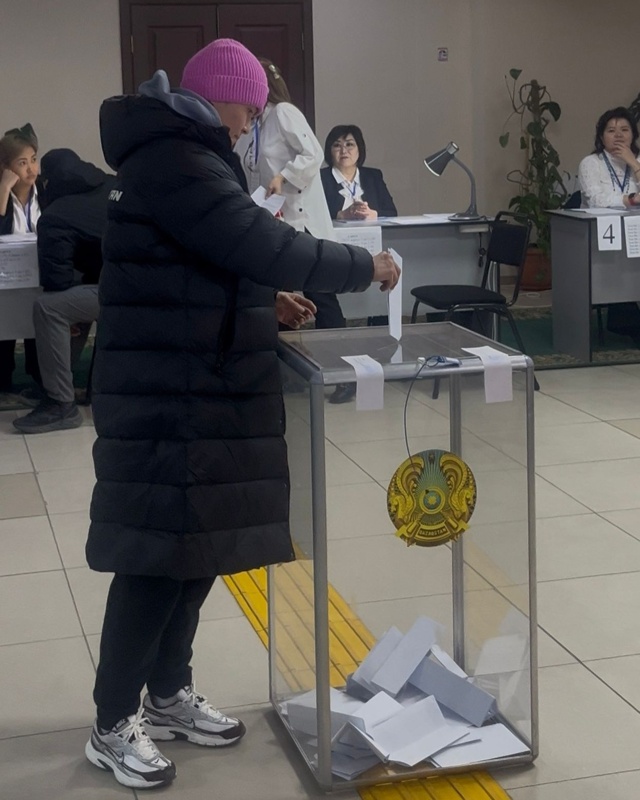 Призер Олимпиады Назым Кызайбай приехала на референдум прямо со сборов