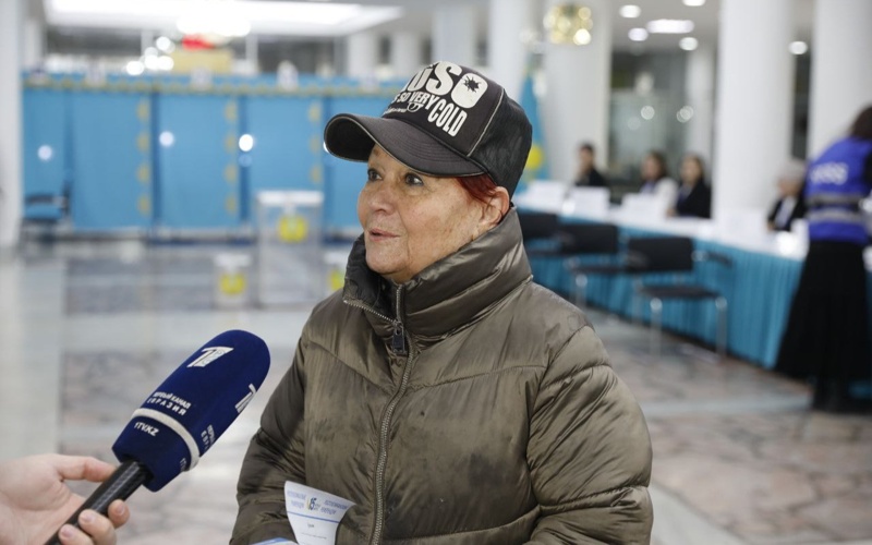 Жители Алматы начали голосовать на референдуме